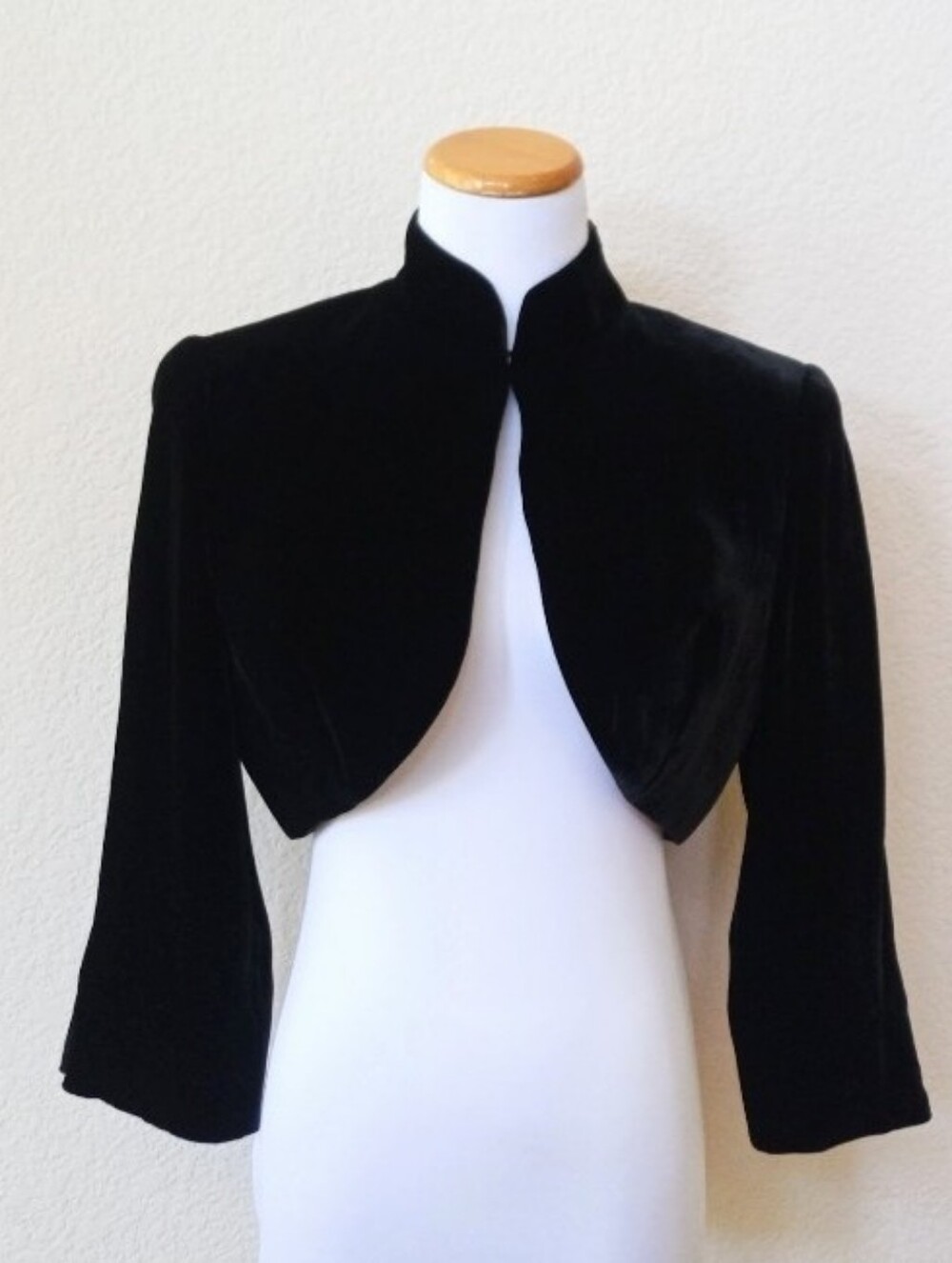 Badgley Mischka elegant black velvet cropped bolero jacket with a stand collar